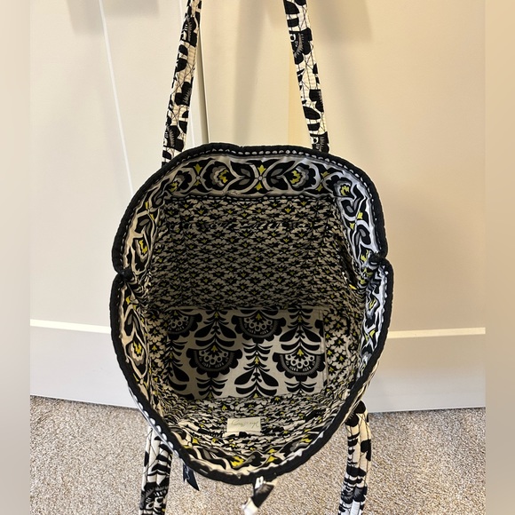 Vera Bradley Vera in Fanfare pattern - Picture 4 of 4